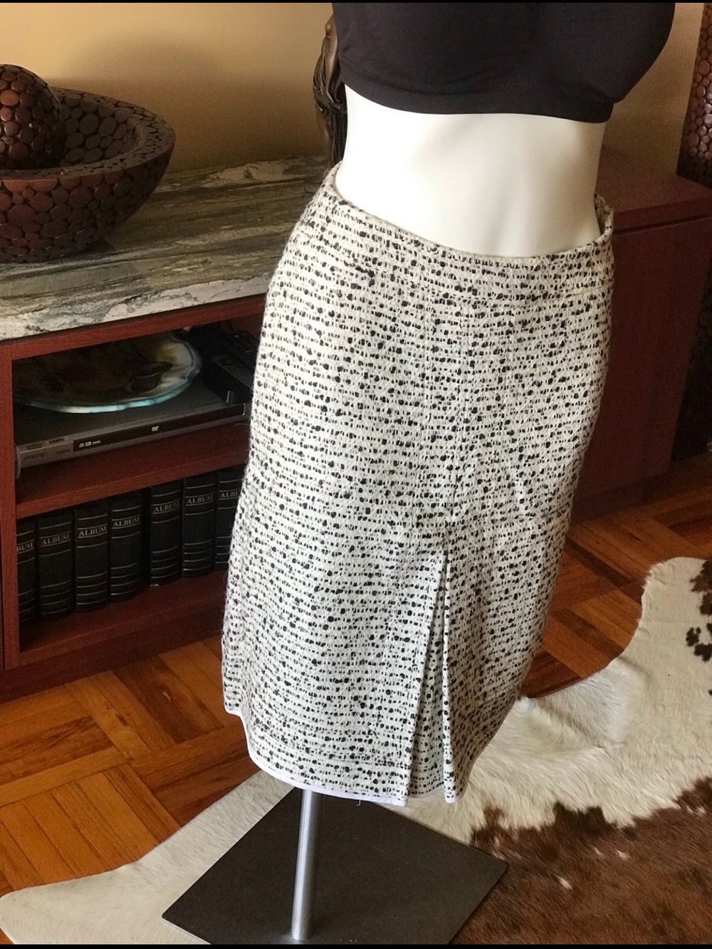 NWOT Tory Burch black &white skirt. s 6 Length 24”,Waist 29”.Never wore.